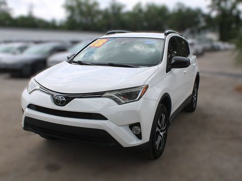 Used 2018 Toyota RAV4 LE FWD image 15