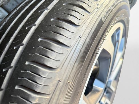 Used 2024 Jeep Compass Limited image 19