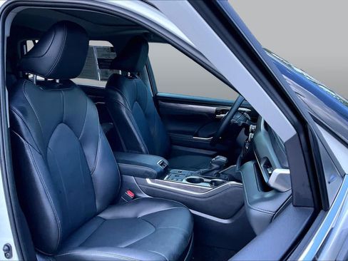 Used 2025 Toyota Highlander Limited AWD/4WD image 9