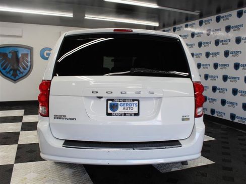 Used 2018 Dodge Grand Caravan SXT image 3