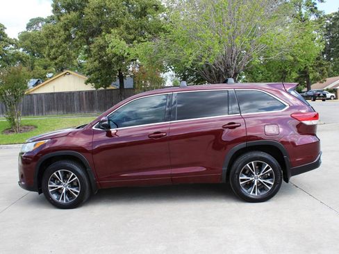 Used 2018 Toyota Highlander LE image 3