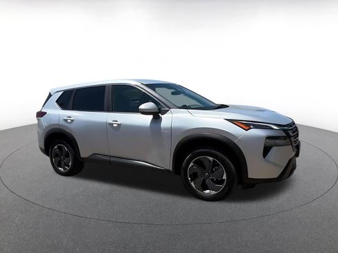 Used 2025 Nissan Rogue SV FWD image 2