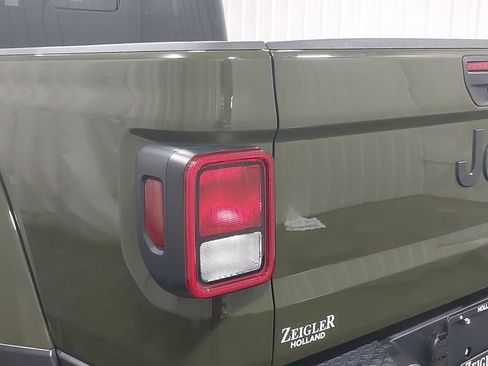Used 2022 Jeep Gladiator Sport image 97