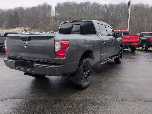 Used 2018 Nissan Titan SV w/ SV Convenience Package image 5