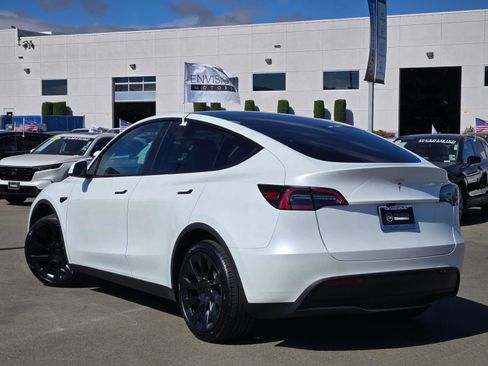 Used 2025 Tesla Model Y Long Range RWD image 5