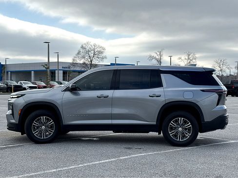 Used 2024 Chevrolet Traverse LS image 22