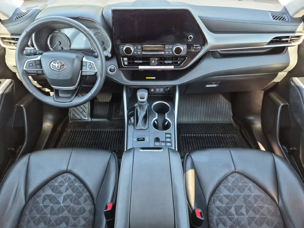 Used 2024 Toyota Highlander XLE AWD/4WD image 15