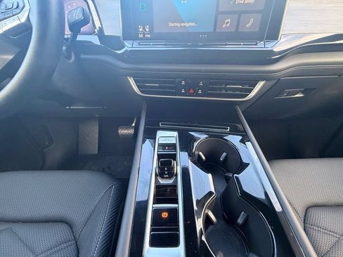 Used 2025 Volkswagen Atlas Cross Sport SE FWD image 11