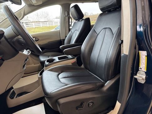 Used 2024 Chrysler Pacifica Touring-L image 4