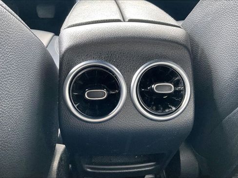 Used 2020 Mercedes-Benz GLB 250 4MATIC image 12