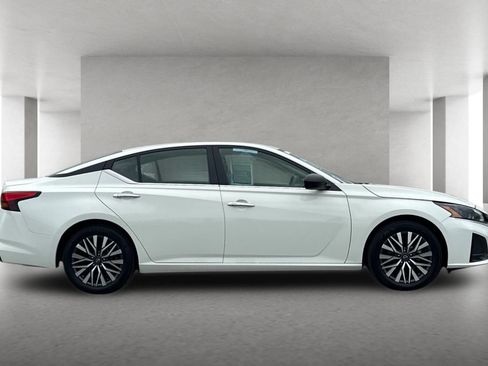 Used 2025 Nissan Altima 2.5 SV FWD image 3