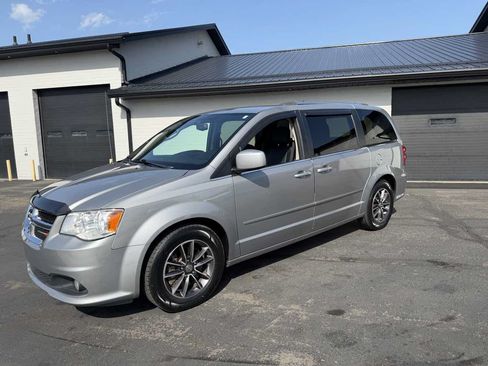 Used 2017 Dodge Grand Caravan SXT FWD image 2