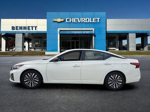 Used 2025 Nissan Altima 2.5 SV FWD image 3