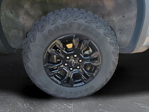 Used 2025 Chevrolet Silverado 1500 ZR2 w/ Technology Package image 9