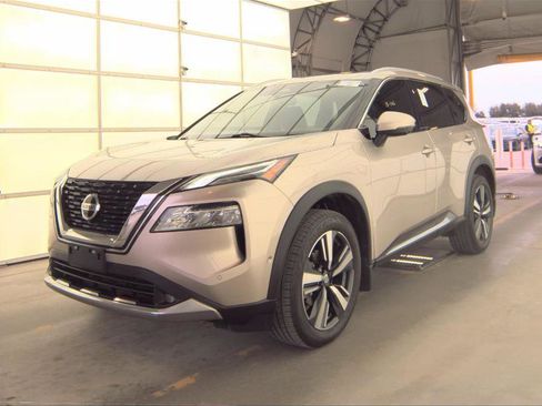 Used 2021 Nissan Rogue Platinum image 2