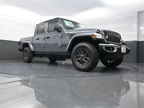 New 2025 Jeep Gladiator Sport image 17
