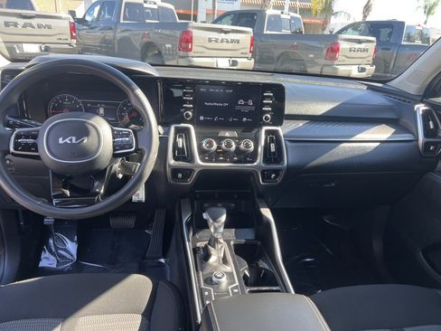Used 2022 Kia Sorento LX image 24