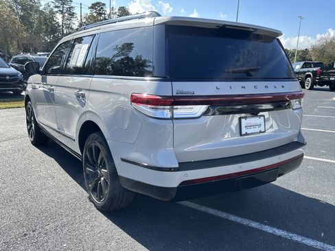 Used 2024 Lincoln Navigator Reserve image 3