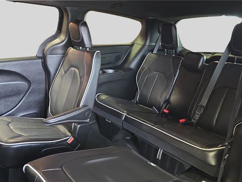 Used 2026 Chrysler Pacifica Limited image 16