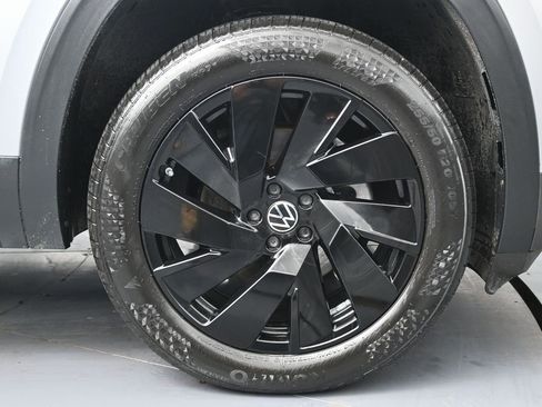 Used 2024 Volkswagen Atlas SE w/ Black Wheel Package image 12