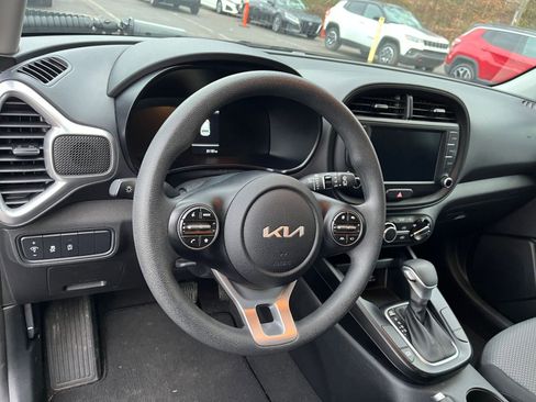 Used 2025 Kia Soul LX w/ LX Technology Package image 25