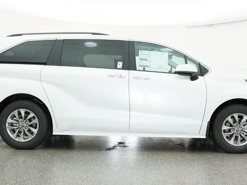 New 2026 Toyota Sienna XLE FWD image 17