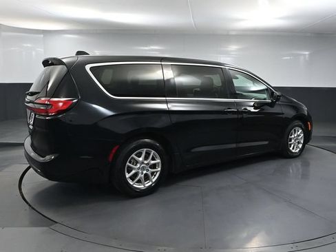 Used 2024 Chrysler Pacifica Touring-L FWD image 5