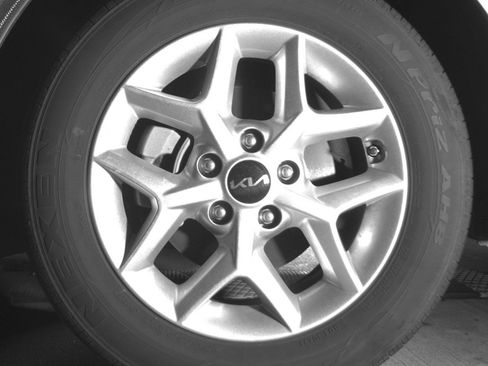 Used 2025 Kia Soul LX w/ LX Technology Package FWD image 12