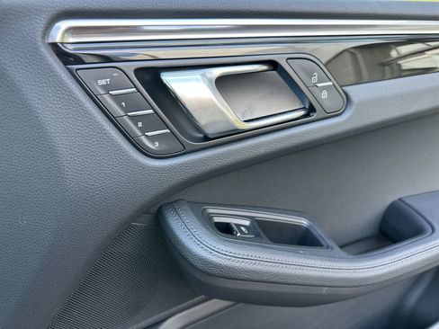 Certified 2025 Porsche Macan image 19