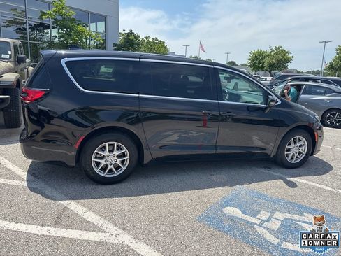 Used 2024 Chrysler Pacifica Touring-L FWD image 24