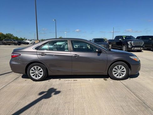 Used 2015 Toyota Camry LE image 2