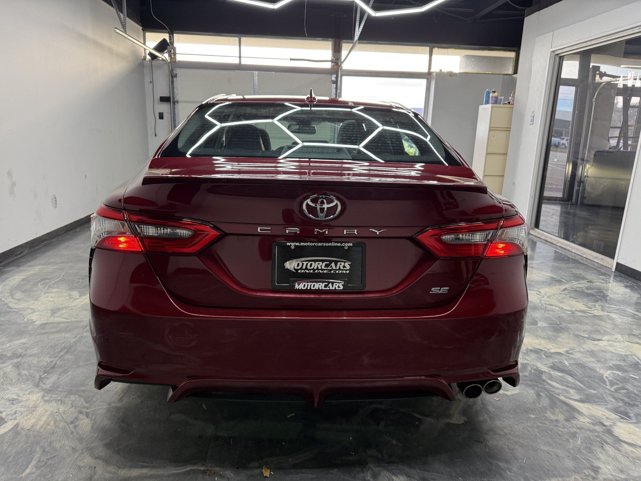 Used 2018 Toyota Camry FWD image 3