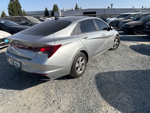 Used 2022 Hyundai Elantra SE w/ Preferred Accessory Package FWD image 5