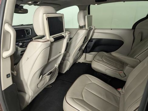 Used 2017 Chrysler Pacifica Limited FWD image 16