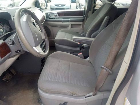 Used 2010 Chrysler Town & Country Touring FWD image 6