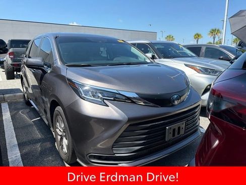 Certified 2023 Toyota Sienna LE FWD image 1