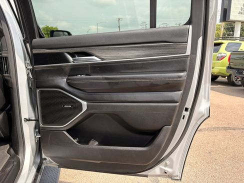 Used 2024 Jeep Wagoneer Series II w/ Flexible Seating Group AWD/4WD image 9