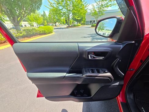 Used 2018 Toyota Tacoma TRD Off-Road w/ Technology Package AWD/4WD image 49
