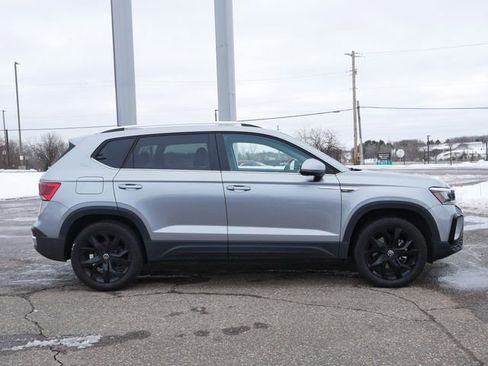 Certified 2023 Volkswagen Taos SE w/ Black Wheel Package image 8