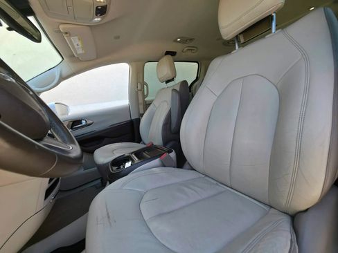 Used 2017 Chrysler Pacifica Touring-L FWD image 10