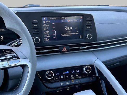 Used 2022 Hyundai Elantra SEL FWD image 12