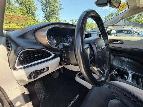 Used 2018 Chrysler Pacifica Touring-L w/ Tire & Wheel Group FWD image 10