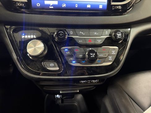 Used 2025 Chrysler Pacifica Select FWD image 12
