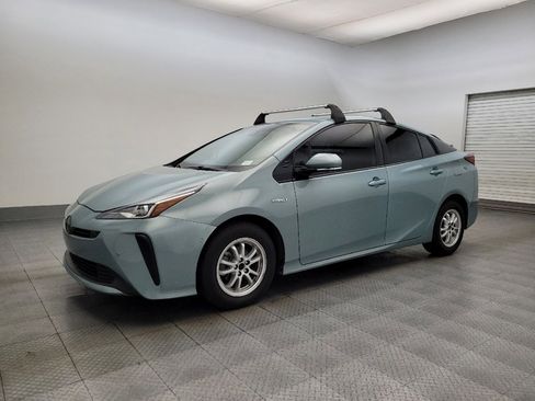 Used 2020 Toyota Prius LE image 2