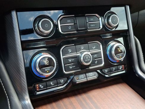 Used 2024 GMC Yukon XL Denali Ultimate AWD/4WD image 18