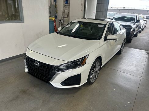 Used 2024 Nissan Altima 2.5 SL AWD/4WD image 2