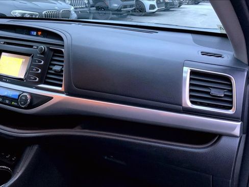 Used 2015 Toyota Highlander LE image 18
