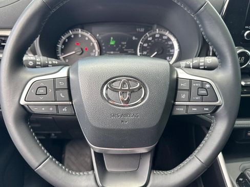 Used 2025 Toyota Highlander LE FWD image 17