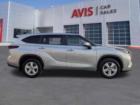 Used 2024 Toyota Highlander LE image 7