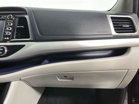Used 2019 Toyota Highlander XLE AWD/4WD image 25